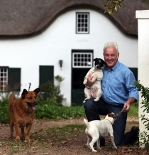 Kenas Foresteris su šunimis